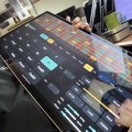 ベッドで寝ながらiPhoneでAndroidアプリを開発。Codexと超巨大24.5インチAndroidタブレットで自分専用電子ギターを作った(CloseBox)