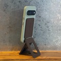 MOFT「珈琲の香りスマホスタンド」?を買ってみた。定番「七変化」にコーヒーかす由来の新素材、仄かに甘いカフェの匂い ノート用スリーブケース兼スタンドも