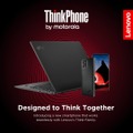 ThinkPad連携スマホ『ThinkPhone』発表。黒いアラミド繊維に赤ボタン、MILスペックの高セキュリティ端末