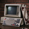 ファミリーベーシック風のレトロメカニカルキーボードを8BitDoが発売。巨大ABボタン付属、NESカラーも用意