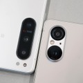 ▲Xperia 5 IV（写真左）までは、Xperia 1のイメージを踏襲していたが、Xperia 5 V（写真右）でその方針を転換した格好だ