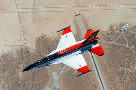 米軍、AIドッグファイトに成功。AI自律飛行のX-62A VISTA試験機が有人のF-16との模擬空中戦で防御と攻撃 画像