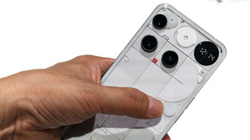 Nothing Phone (3) 実機を最速チェック。背面LEDから丸窓のドット表示に。更なる謎ボタン、そしてヘッドフォンも（スマホ沼） 画像