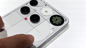 Nothing Phone (3) 実機を最速チェック。背面LEDから丸窓のドット表示に。更なる謎ボタン、そしてヘッドフォンも（スマホ沼） 画像