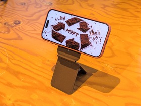 MOFT「珈琲の香りスマホスタンド」？を買ってみた。定番「七変化」にコーヒーかす由来の新素材、仄かに甘いカフェの匂い　ノート用スリーブケース兼スタンドも 画像