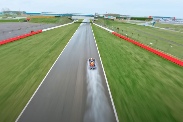 レッドブルが「世界最速」FPVドローンRBD1開発、パイロットみずから設計。時速300km超のF1マシンにぴたりと追尾する映像公開