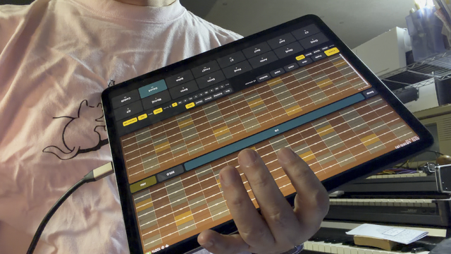 ギターソロを楽して弾きたい。でも間違った音は出したくない。それを可能にするiPadアプリを自作。「フレットが足りないならダブルネックにすればいいじゃない」(CloseBox)