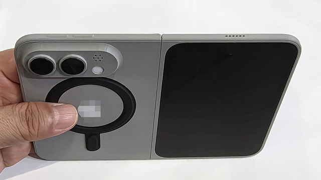 iPhone Foldはこれなのか?COMPUTEXで謎のモックを発見(山根康宏)