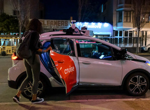 無人ロボタクシーが集結して道路を占拠、原因不明。米国で商用無人サービス開始のCruise社 画像