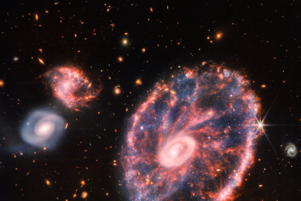 ジェイムズ・ウェッブ宇宙望遠鏡で覗く遠い宇宙、新作は「車輪銀河」 画像