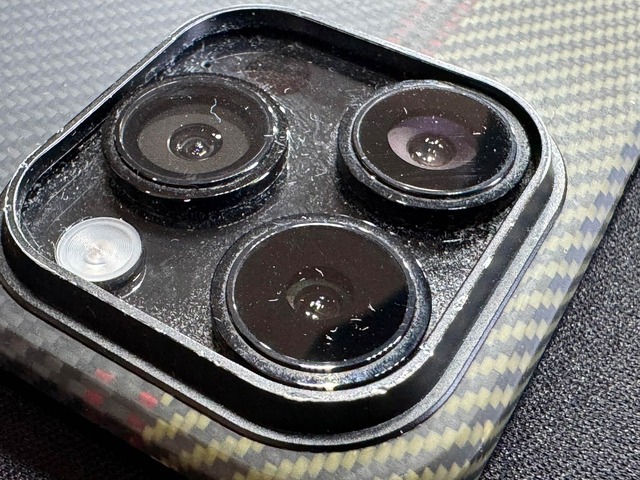 裸族だった僕がiPhone 15でPITAKAのアラミド繊維ケースを選んだ理由(本田雅一)