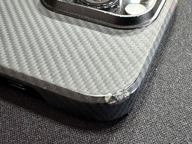 裸族だった僕がiPhone 15でPITAKAのアラミド繊維ケースを選んだ理由(本田雅一)
