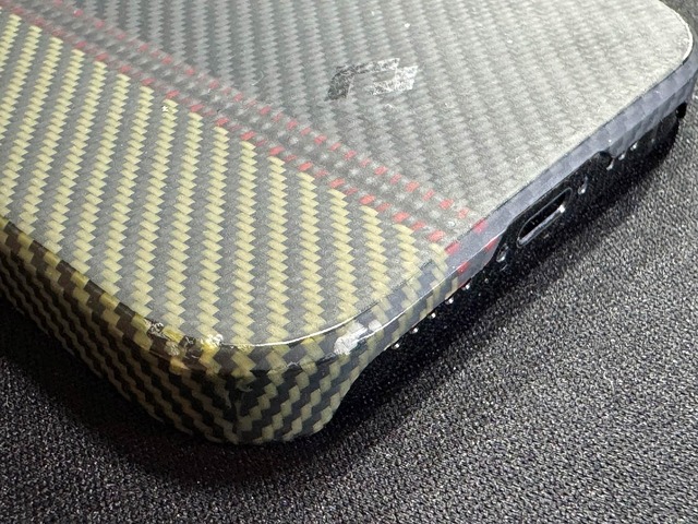 裸族だった僕がiPhone 15でPITAKAのアラミド繊維ケースを選んだ理由(本田雅一)