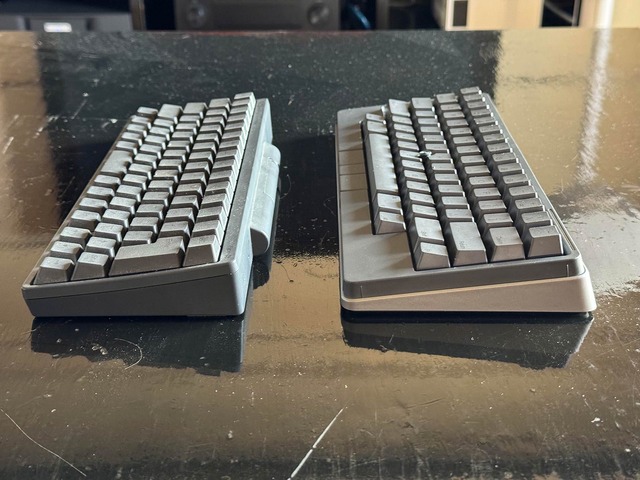 HHKB studio 日本語配列箱と付属ケーブルがあります