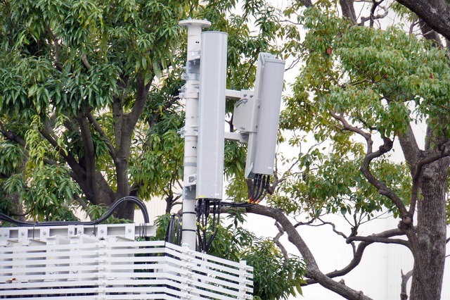 ▲東展示場横の屋外駐車場付近や、その通路となる道に設置された基地局を5G化。これらは常設で運用していく