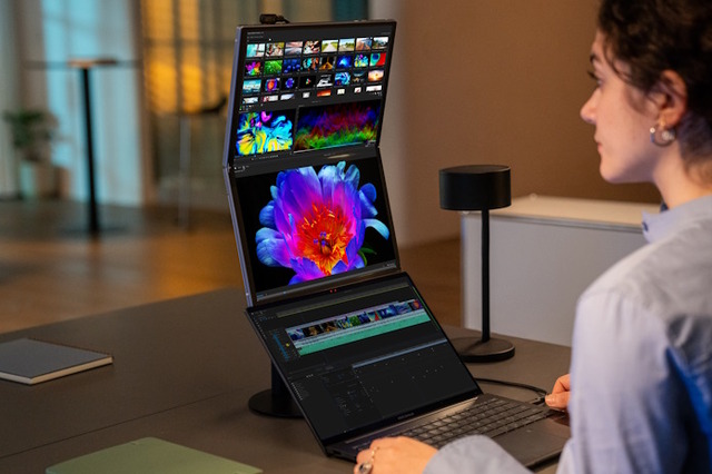 ASUS、世界初の17型フォルダブル モバイルディスプレイZenScreen Fold OLED発表。折り畳めば12.5インチ
