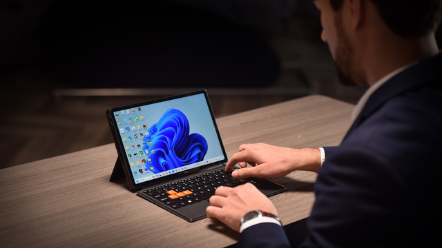 Intel Core Ultra搭載の携帯ゲーミングPC『ONEXPLAYER X1』発表。11インチ画面に着脱式コントローラ