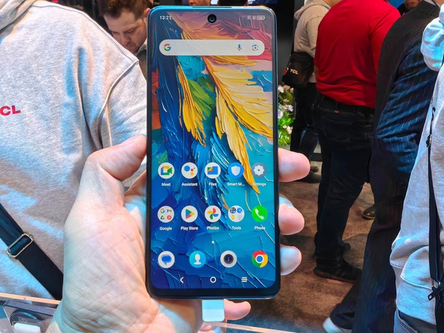 CES 2024から世界の最新スマホを一挙紹介。格安折り畳みや紙風ディスプレイ、配信特化端末に衛星通信対応タフ仕様など多数（山根康宏）