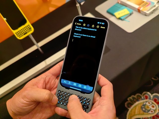 QWERTYキーボード搭載iPhoneケース「Clicks Creator Keyboard」をCES 2024で体験、打ち心地は良好。画面なしのキーボード付きタブレットも（山根康宏）