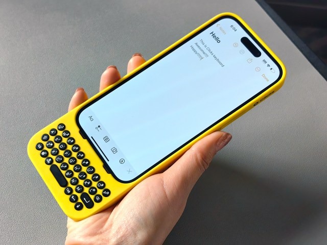 QWERTYキーボード搭載iPhoneケース「Clicks Creator Keyboard」をCES 2024で体験、打ち心地は良好。画面なしのキーボード付きタブレットも（山根康宏）