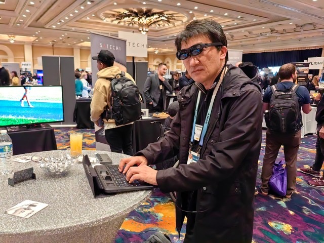 QWERTYキーボード搭載iPhoneケース「Clicks Creator Keyboard」をCES 2024で体験、打ち心地は良好。画面なしのキーボード付きタブレットも（山根康宏）