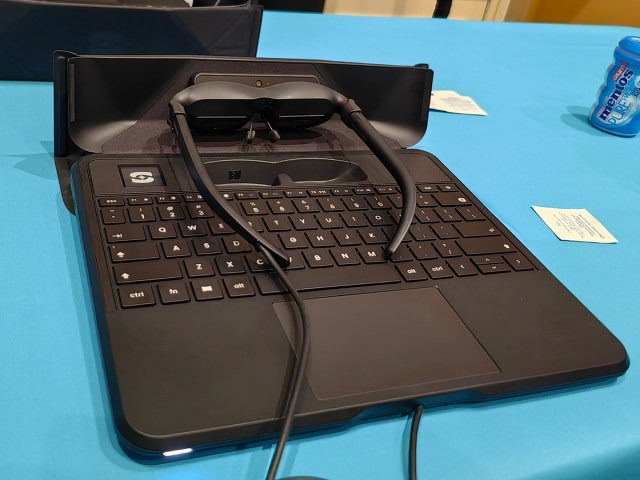 QWERTYキーボード搭載iPhoneケース「Clicks Creator Keyboard」をCES 2024で体験、打ち心地は良好。画面なしのキーボード付きタブレットも（山根康宏）