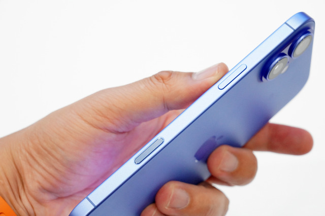 iPhone 16実機で新機能「カメラコントロール」を試す。今年のiPhoneは無印が強い?Apple Intelligence対応性能で総合力向上(石野純也)