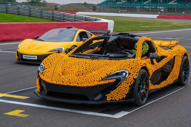 34万個のレゴでマクラーレンP1制作、本物のF1レーサーがサーキット走行。768個のLEGOモーターで時速64km達成