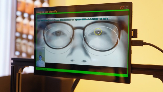 3メートル先から虹彩認証！ 生体認証の壁を破る技術をAJ2が開発