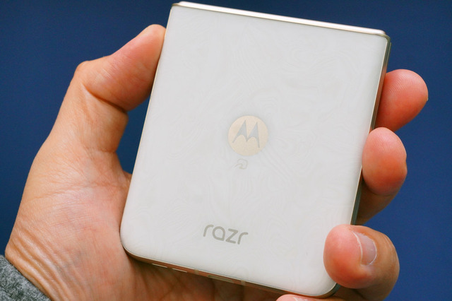 フルカスタムの「razr 50d」登場で蘇るドコモ × モトローラの記憶（石野純也）