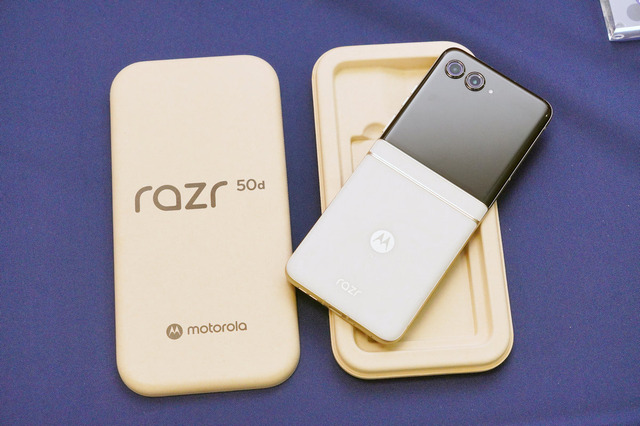 フルカスタムの「razr 50d」登場で蘇るドコモ × モトローラの記憶（石野純也）