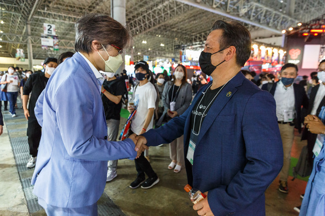 Phil Spencer and Sarah Bond at TGS 2022