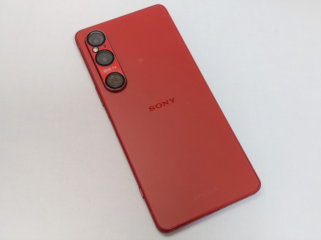 真っ赤なあのスマホとガジェットがたんまりと入るリュック(2024年ベストバイ)