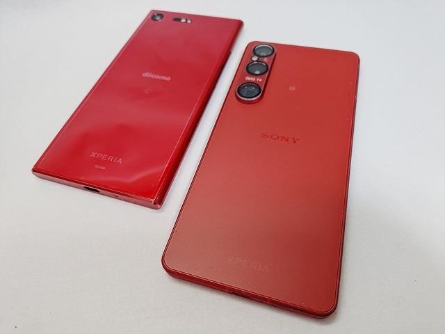 真っ赤なあのスマホとガジェットがたんまりと入るリュック(2024年ベストバイ)