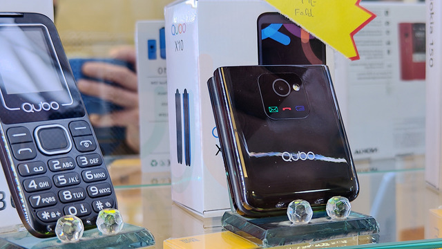パクられ具合で業界トレンドがわかっちゃう？ バルセロナのスマホ通りを歩く（スマホ沼）