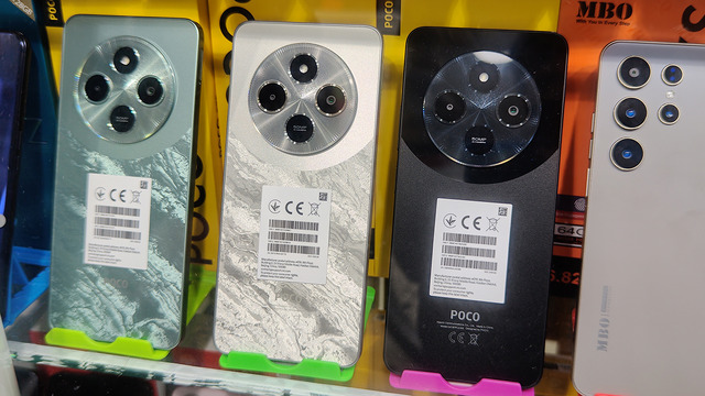 パクられ具合で業界トレンドがわかっちゃう？ バルセロナのスマホ通りを歩く（スマホ沼）