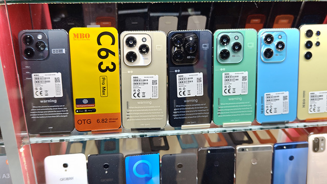 パクられ具合で業界トレンドがわかっちゃう？ バルセロナのスマホ通りを歩く（スマホ沼）