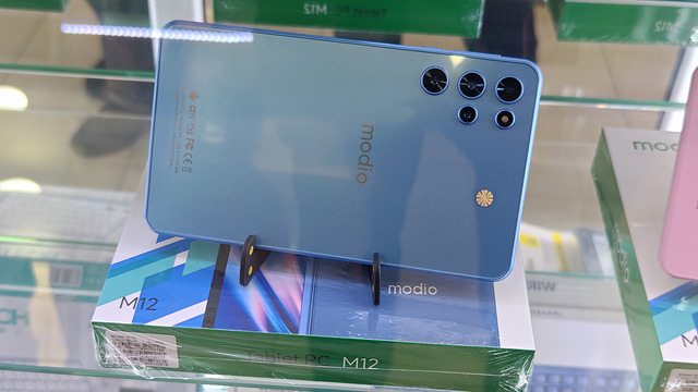 パクられ具合で業界トレンドがわかっちゃう？ バルセロナのスマホ通りを歩く（スマホ沼）