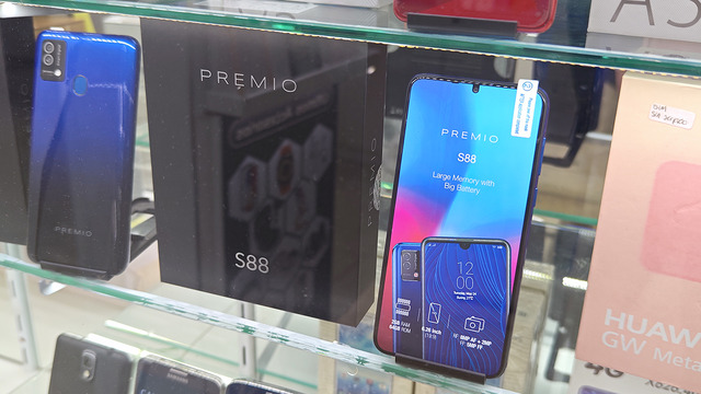 パクられ具合で業界トレンドがわかっちゃう？ バルセロナのスマホ通りを歩く（スマホ沼）
