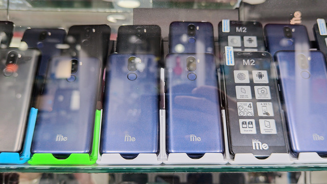 パクられ具合で業界トレンドがわかっちゃう？ バルセロナのスマホ通りを歩く（スマホ沼）