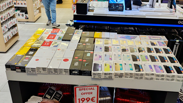 10年前のSOMY？ イスタンブールのスマホビルで見つけた怪しすぎるスマホ・ケータイ（スマホ沼）