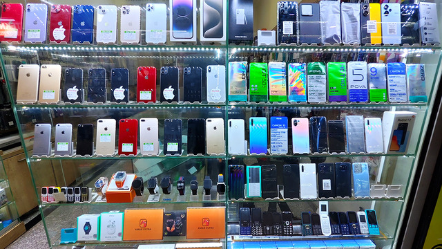 10年前のSOMY？ イスタンブールのスマホビルで見つけた怪しすぎるスマホ・ケータイ（スマホ沼）
