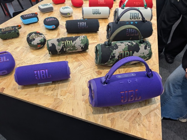 人気のモバイルスピーカーにAIで音質進化した新モデル「JBL Flip 7 & Charge 6」登場
