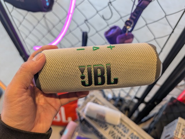 人気のモバイルスピーカーにAIで音質進化した新モデル「JBL Flip 7 & Charge 6」登場