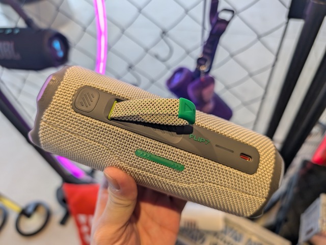人気のモバイルスピーカーにAIで音質進化した新モデル「JBL Flip 7 & Charge 6」登場