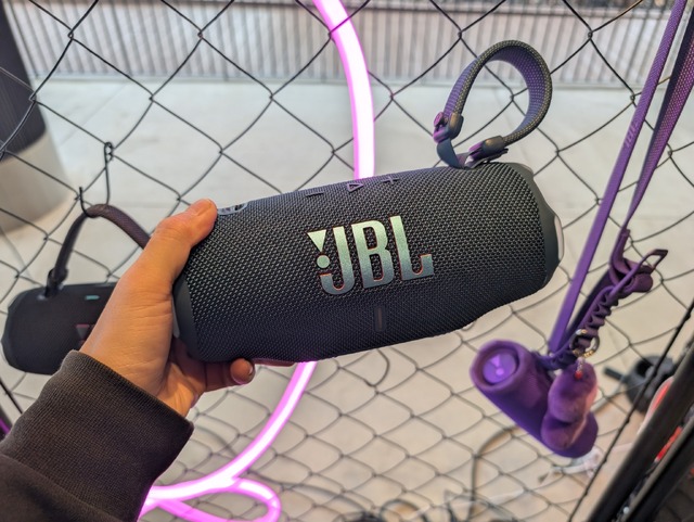人気のモバイルスピーカーにAIで音質進化した新モデル「JBL Flip 7 & Charge 6」登場