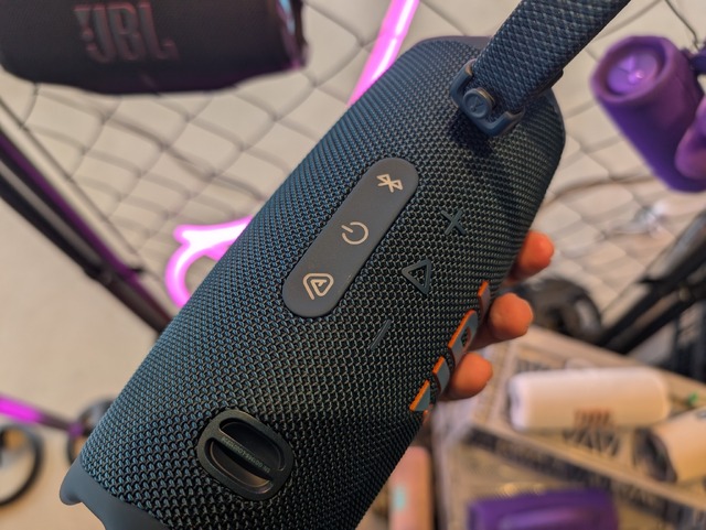 人気のモバイルスピーカーにAIで音質進化した新モデル「JBL Flip 7 & Charge 6」登場