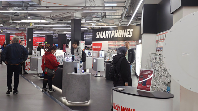 ドイツの家電量販店でiPhoneより目立つ勢いで頑張っているのはZ…（スマホ沼）