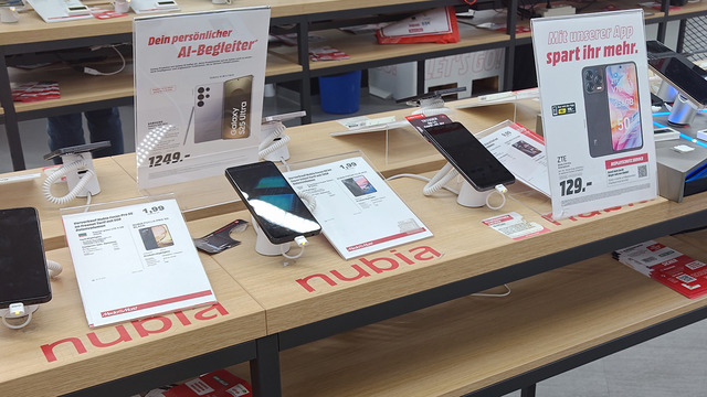 ドイツの家電量販店でiPhoneより目立つ勢いで頑張っているのはZ…（スマホ沼）