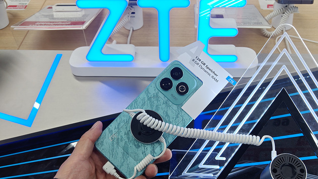 ドイツの家電量販店でiPhoneより目立つ勢いで頑張っているのはZ…（スマホ沼）